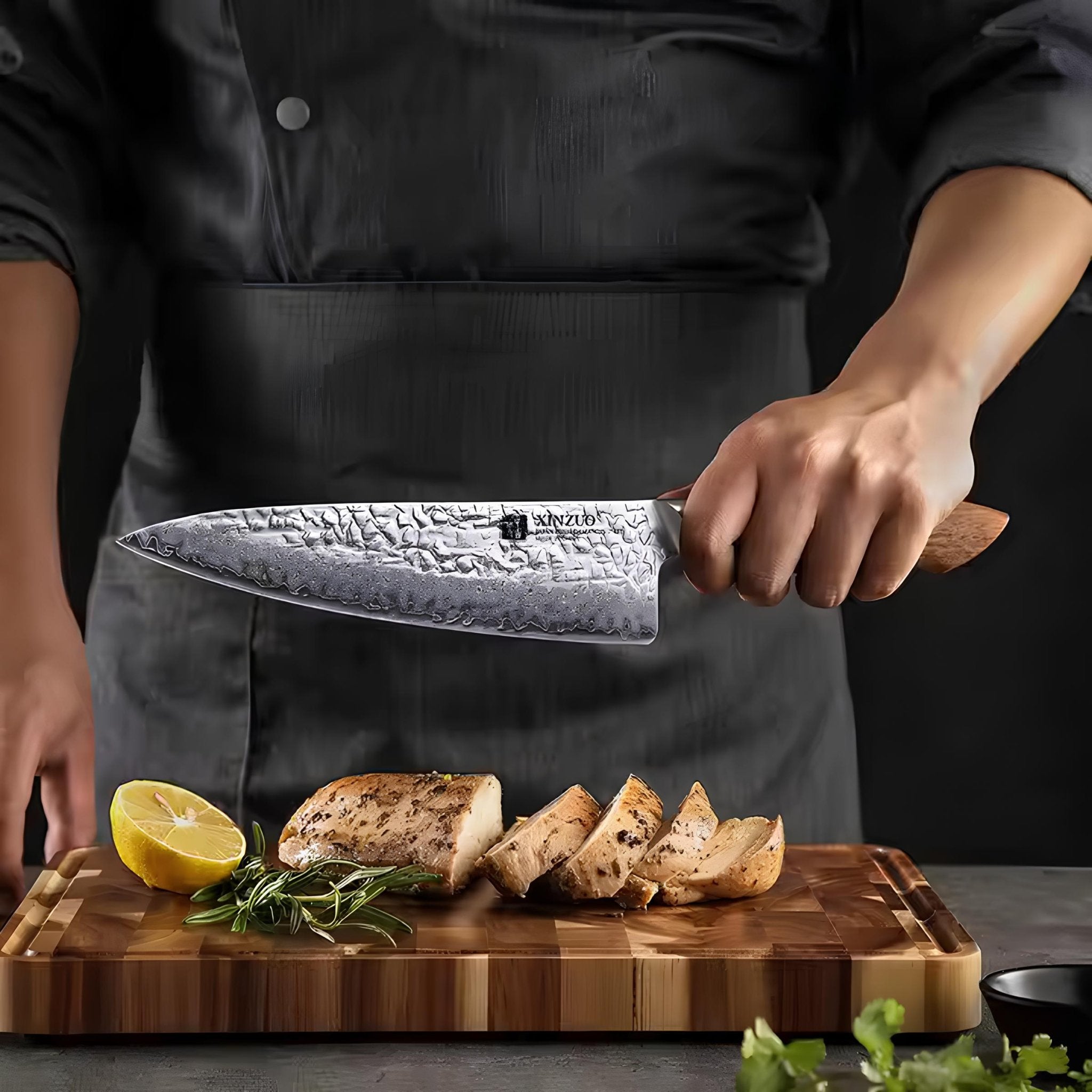 Faca de Chef Japonesa em Aço Damasco AUS - 10 com Cabo de Nogueira Preta - Forja Fogo&Faca